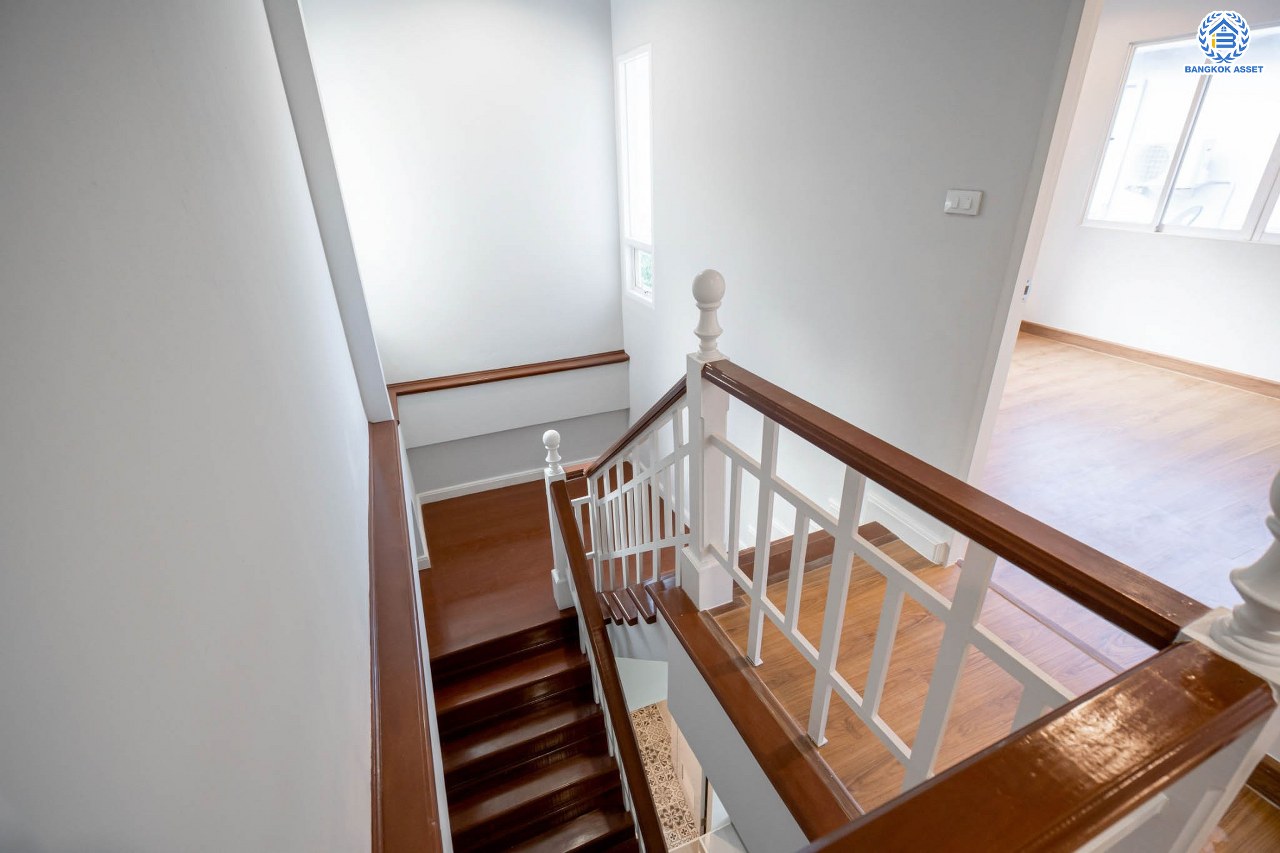 บ้านมือสองตกแต่งใหม่ โครงการ มณีรินทร์พาร์ค รัตนาธิเบศร์-ท่าอิฐ แบรนด์ Property Perfect เนื้อที่ 59.4 ตร.ว. ฟังก์ชัน 3 ห้องนอน 3 ห้องน้ำ จอดรถได้ 2 คัน บนทำเลศักยภาพ เชื่อมต่อทั้ง ถนนรัตนาธิเบศร์ และถนนราชพฤกษ์ ใจกลาง 2 เซ็นทรัลฯ ใกล้ทางด่วน "งามวงศ์วาน" และรถไฟฟ้า "สถานีบางรักน้อยท่าอิฐ"...